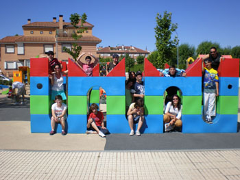 Foto en una escultura-juego de la plaza "Ciudad de los niños".